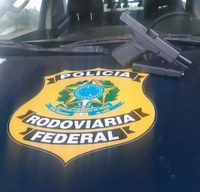 PRF prende homem que transportava arma de fogo sem registro em compartimento oculto de veículo