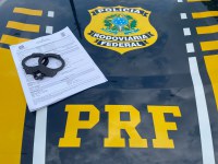 Homem com mandado de prisão em aberto é preso pela PRF