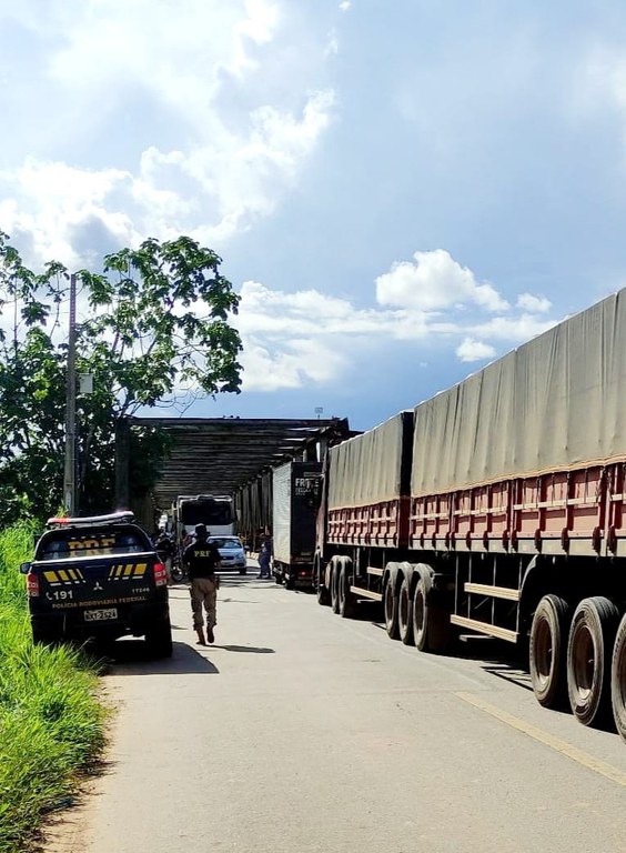 Manifestantes bloqueiam fluxo de carros na ponte de Sena Madureira/AC
