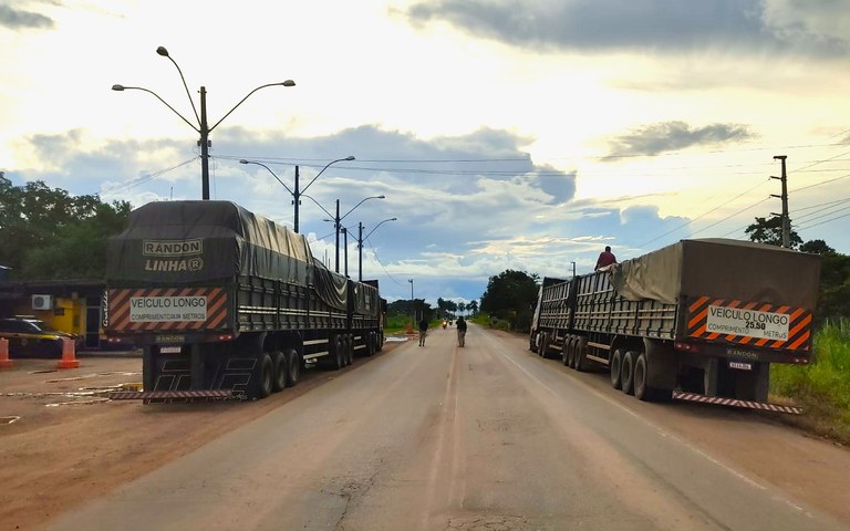 Ação de fiscalização de trânsito apreende veículos com excesso de carga