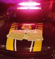 Mulher é presa pela PRF transportando mais de 3kg de cocaína na cintura, em Rio Branco