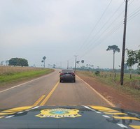 A Polícia Rodoviária Federal recupera no Acre veículo furtado em São Paulo
