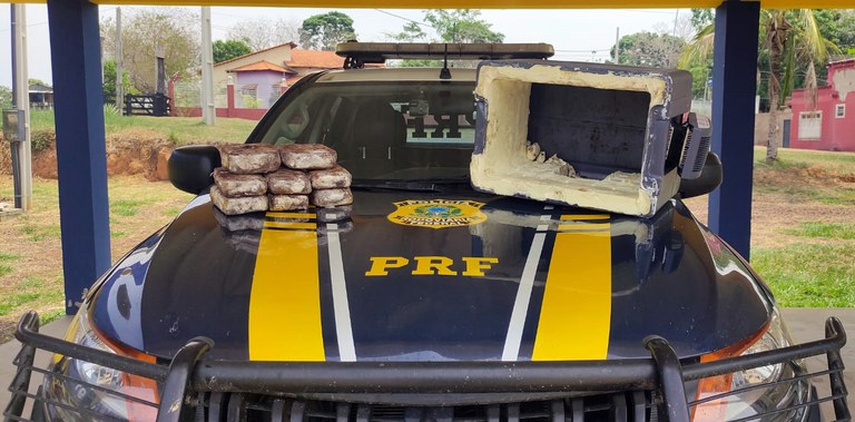 Em Xapuri-AC, PRF apreende cocaína escondida nas paredes de caixa térmica