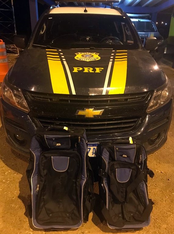 Homem com documento falso e mandado de prisão em aberto é preso transportando cocaína em ônibus com destino a Porto Velho-AC