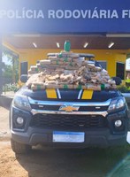 PRF apreende mais de 125 kg de drogas com colombianos no Acre