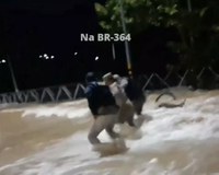 PRF, juntamente com PMAC e CBMAC, salvam vítima arrastada pela correnteza da água em Rio Branco - AC