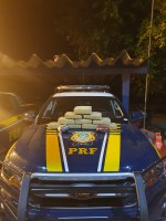 PRF prende dois passageiros de ônibus, um deles com 12,420 Kg de maconha e o outro foragido da justiça por roubo, no Acre