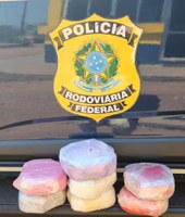 PRF prende passageira de ônibus com cocaína em Rio Branco/AC