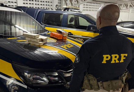 PRF apreende 10 kg de cocaína escondidos em fundo falso de veículo na BR-364, no Bujari/AC
