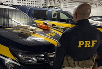 PRF apreende 10 kg de cocaína escondidos em fundo falso de veículo na BR-364, no Bujari/AC