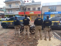 PRF recupera motocicleta roubada após acidente na BR-364 em Cruzeiro do Sul (AC)