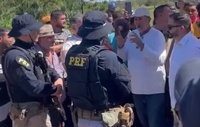 Após negociação da PRF, manifestantes liberam tráfego na BR-364 em Sena Madureira