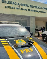 PRF apreende pistola municiada pronta para uso e detém motorista na BR-364 em Sena Madureira