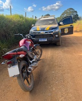 PRF flagra motocicleta com placa de outro veículo e prende condutor na BR-317