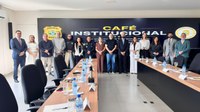 Representante de intituições públicas com atuação nas áreas de ensino, capacitação e formação de agentes públicos. em pé