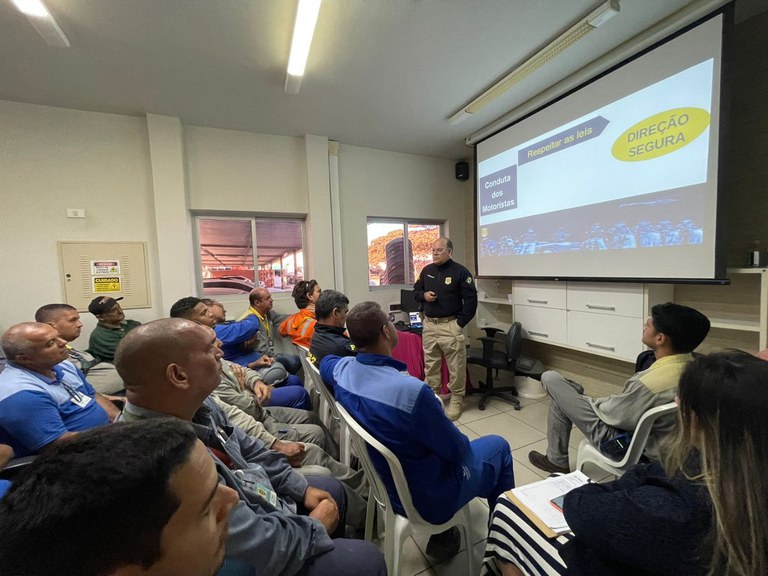 PRF promove palestra sobre segurança no trânsito para transporte de produtos perigosos.jpg