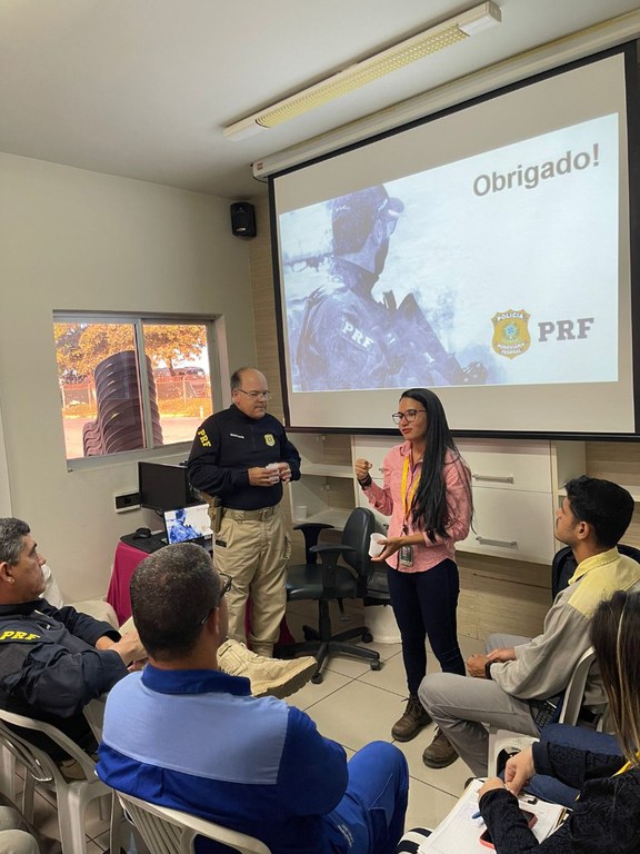 PRF promove palestra sobre segurança no trânsito para transporte de produtos perigosos1.jpg