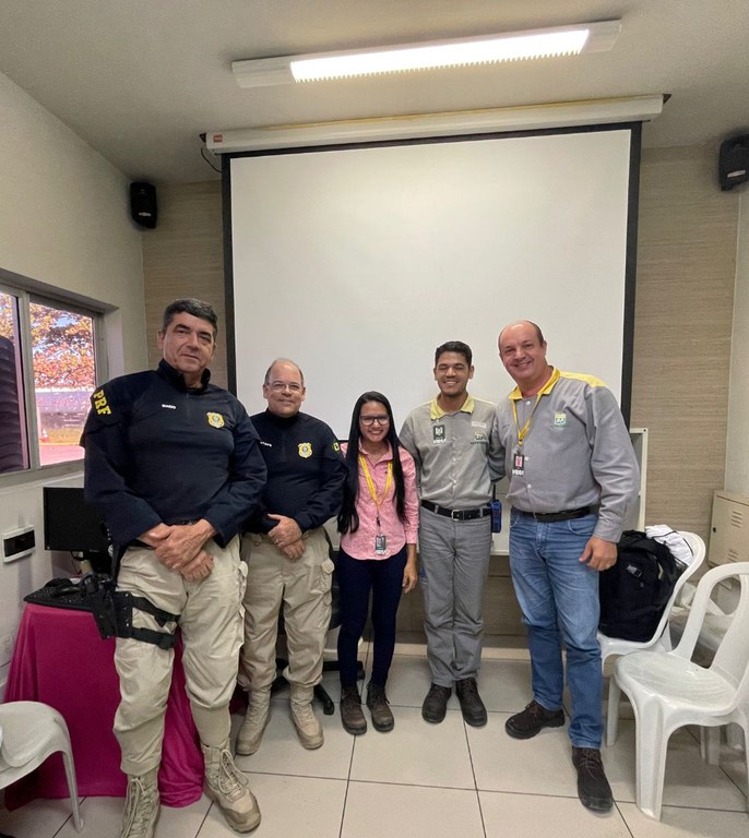 PRF promove palestra sobre segurança no trânsito para transporte de produtos perigosos2.jpg