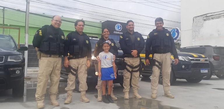 Criança fã da PRF tira foto com policiais após evento de encerramento do Maio Amarelo.jpg