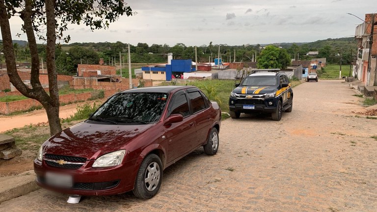 Dois veículos roubados são recuperados pela Polícia Rodoviária Federal no interior de Alagoas em menos de 72 horas.jpg
