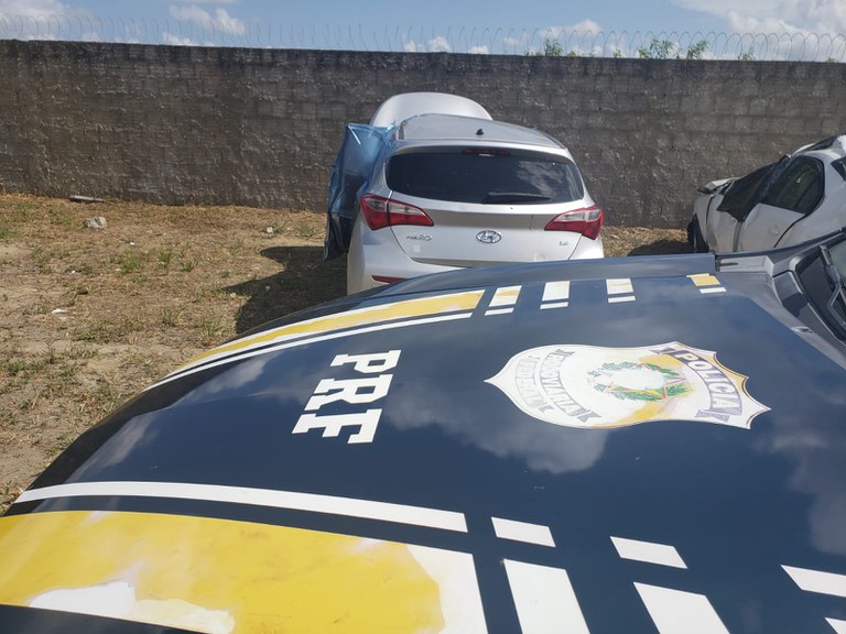 Polícia Rodoviária Federal recupera em Maceió veículo roubado na Bahia em 2020.jpg