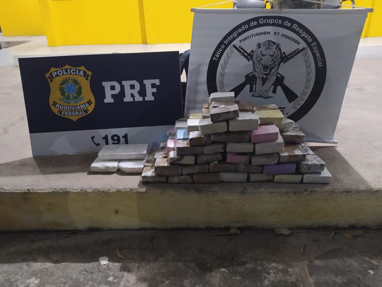 Polícia Rodoviária Federal, TIGRE e SSP apreendem 39kg de drogas em caminhão cegonha no interior de Alagoas.jpg