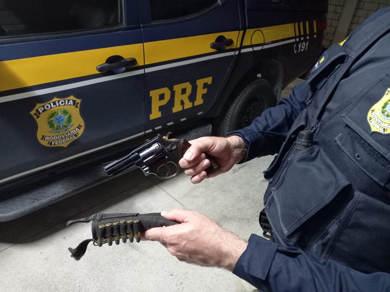 Homem é preso pela Polícia Rodoviária Federal por porte ilegal de arma e adulteração de veículo em Rio Largo.jpg