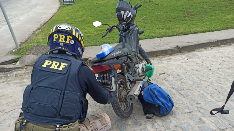 Polícia Rodoviária Federal prende homem com 1kg de maconha em Murici (1).jpg