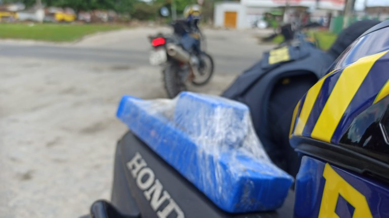 Polícia Rodoviária Federal prende homem com 1kg de maconha em Murici (2).jpg