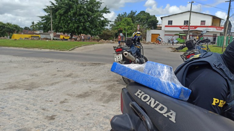 Polícia Rodoviária Federal prende homem com 1kg de maconha em Murici (3).jpg
