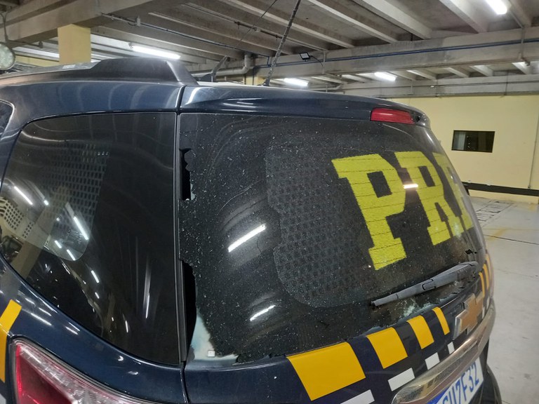 Viatura da PRF é depredada na BR-104.jpg