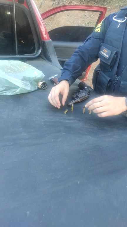 Homem é preso pela PRF por porte ilegal de arma em Estrela de Alagoas.jpg