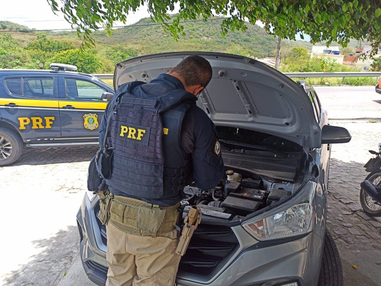 Homem é preso pela PRF em Santana do Ipanema por receptação de veículo.jpg