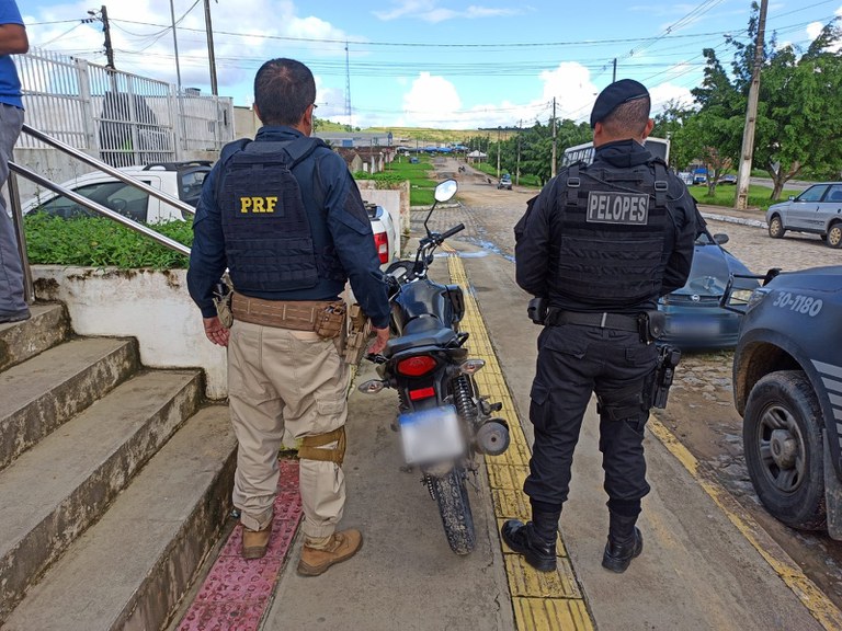 PRF e PM prendem homem suspeito de furtar motocicleta em Atalaia.jpg