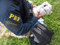 PRF e Canil do 3° Batalhão da PM prendem foragido da Justiça que transportava 3kg de cocaína