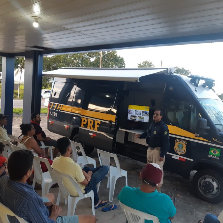 PRF promove comandos educativos e Cinema Rodoviário na BR-101 1.jpg