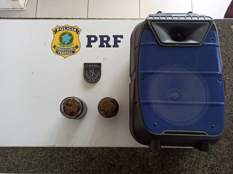 PRF e Canil do 3° BPM prendem passageiro por tráfico de drogas em São Sebastião.jpg