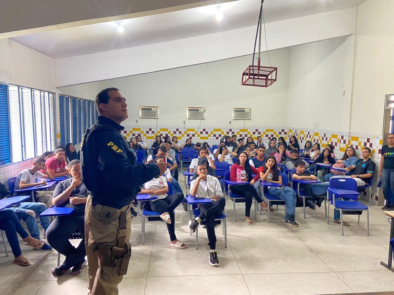 PRF promove palestra sobre prevenção de acidentes no trânsito em escola no interior de Alagoas 1.jfif