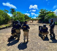 A Força de Choque da Polícia Rodoviária Federal participa do 4º dia de alinhamento operacional na base do BOPE-AL