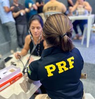 Agentes da PRF participam de palestra sobre alimentação saudável durante a Patrulha da Saúde