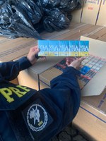 PRF em operação conjunta com o Canil do 3° BPM, apreende 600 caixas de cigarros e 93 unidades de eletrônicos sem nota fiscal, em São Sebastião/AL