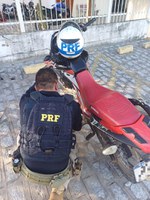 PRF apreende motocicleta com sinais identificadores adulterados em Maravilha/AL