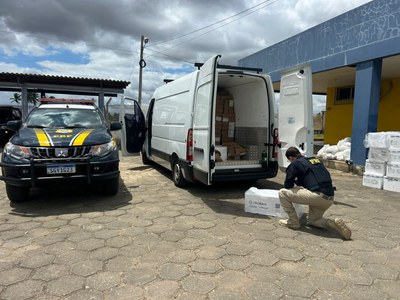 PRF/AL, em ação conjunta com o canil do 3º BPM/AL, apreende mais de 1 tonelada de mercadoria sem comprovação fiscal, em São Sebastião/AL