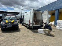 PRF/AL, em ação conjunta com o canil do 3º BPM/AL, apreende mais de 1 tonelada de mercadoria sem comprovação fiscal, em São Sebastião/AL