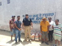 PRF/AL realiza ação solidária e doa cestas básicas ao Lar Santo Antônio de Pádua