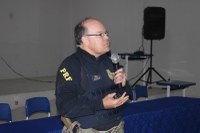 PRF realiza palestra educativa sobre transportes escolares em Taquarana/AL