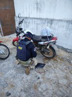 PRF localiza motocicleta com restrição de roubo/furto em Santana do Ipanema/AL