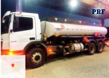 PRF flagra crime ambiental por adulteração de ARLA 32, em CanapiAL Maceió, 27 de março – A Polícia Rodoviária Federal flagrou, na última quarta-feira (26), um crime ambiental envolvendo a adultera (3).png
