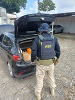 PRF apreende mais de 60 kg de maconha, arma de fogo, e recupera veículo roubado em Maceió/AL