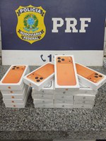 PRF apreende 20 iPhones sem comprovação fiscal, em São Miguel dos Campos/AL